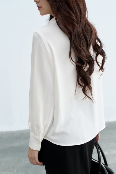 Sơ mi lụa trắng thêu chìm