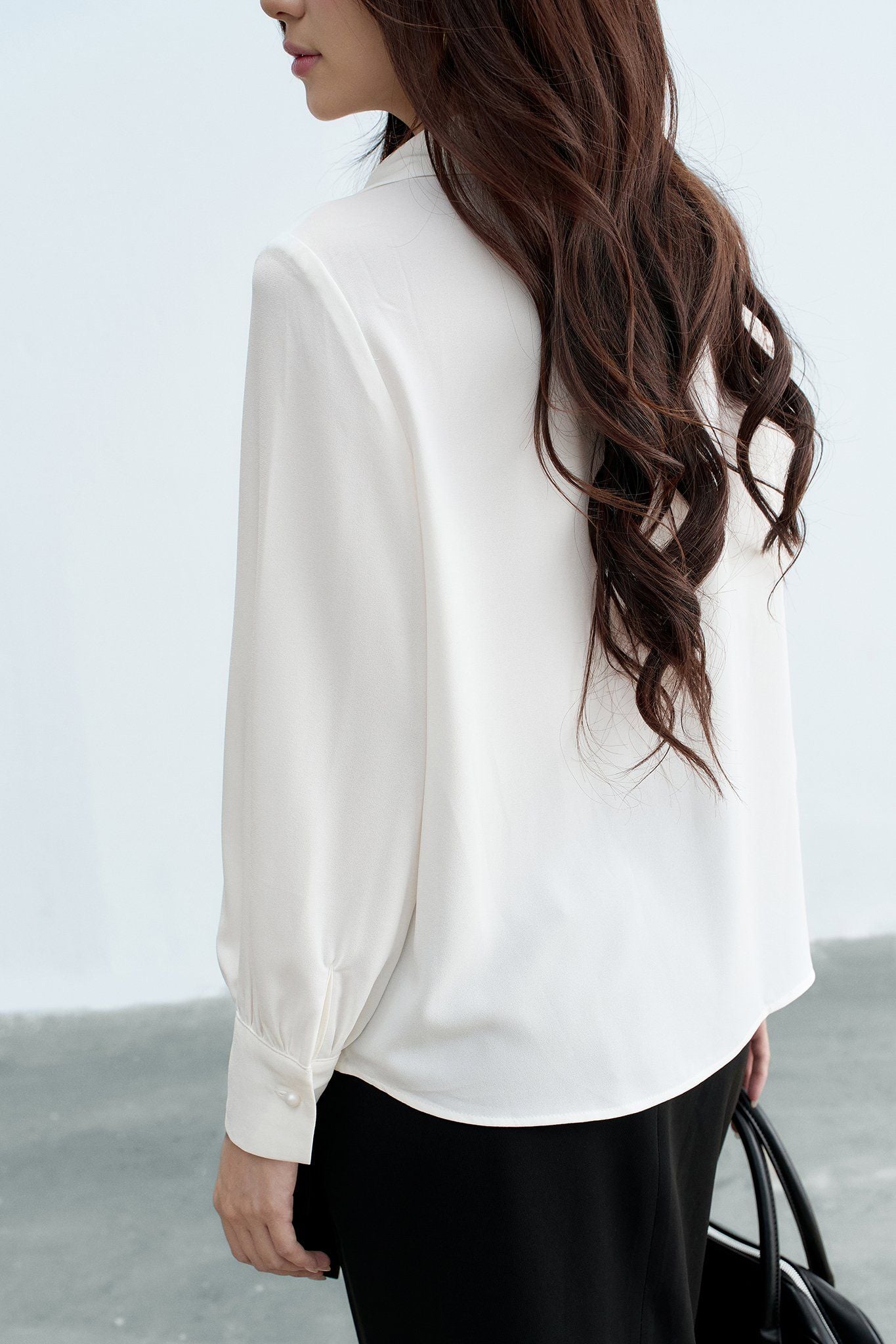 Sơ mi lụa trắng thêu chìm