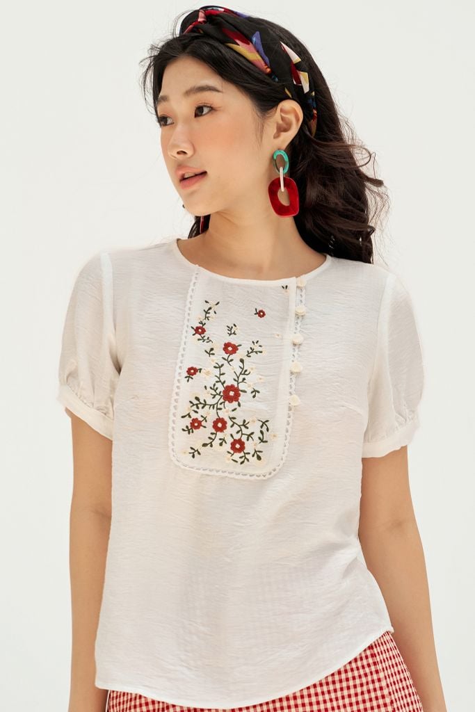 Top trắng thêu yếm cổ