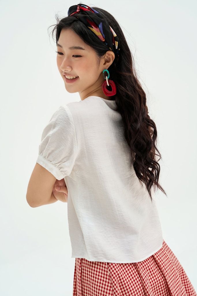 Top trắng thêu yếm cổ