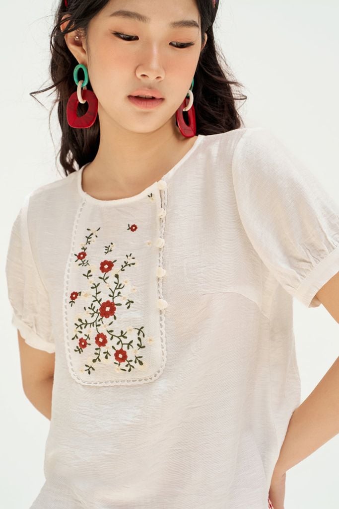 Top trắng thêu yếm cổ