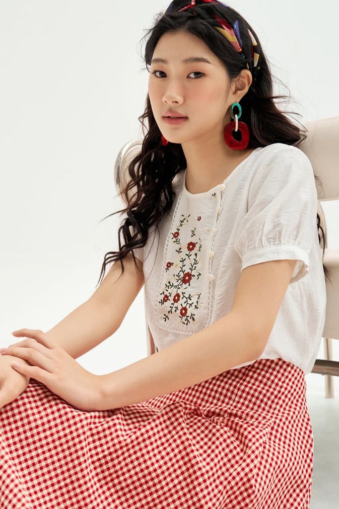 Top trắng thêu yếm cổ
