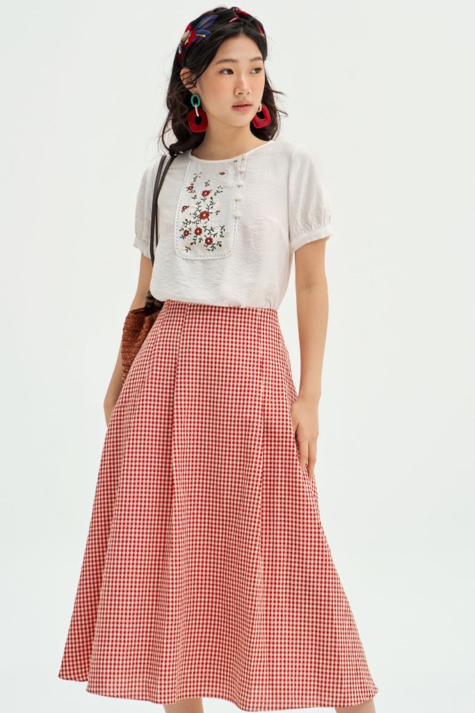 Top trắng thêu yếm cổ