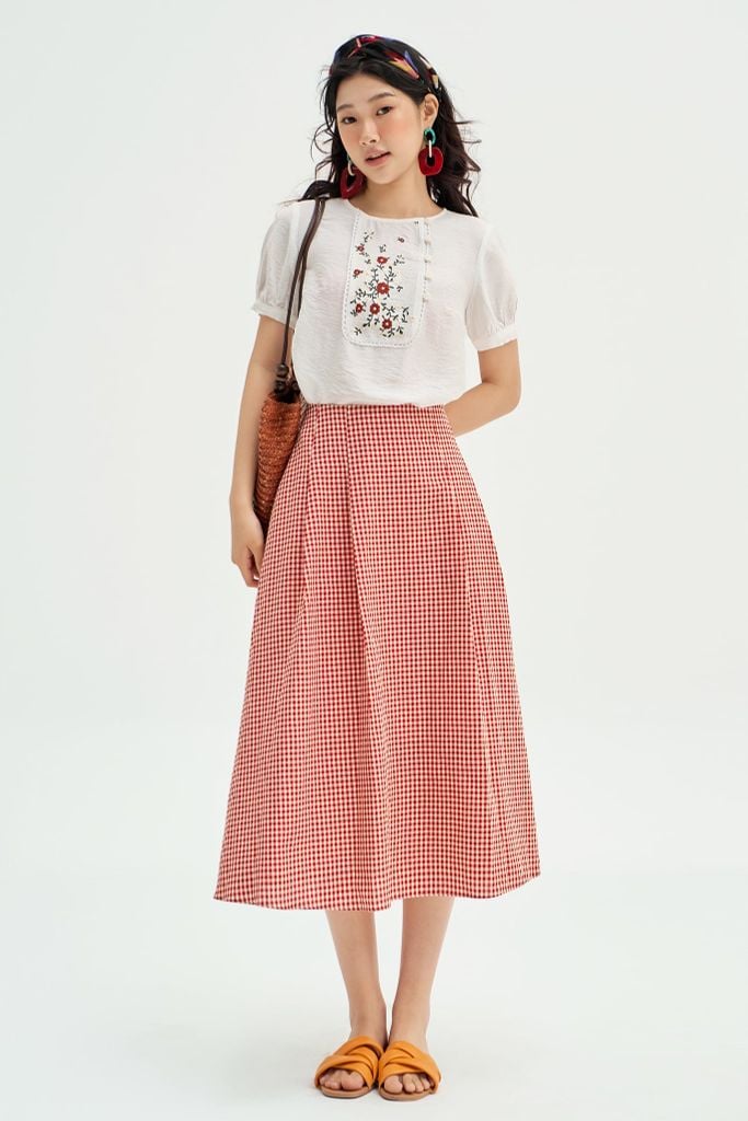 Top trắng thêu yếm cổ