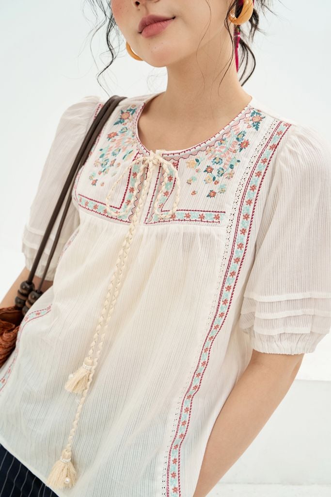 Áo top thô gân trắng thêu thân trên