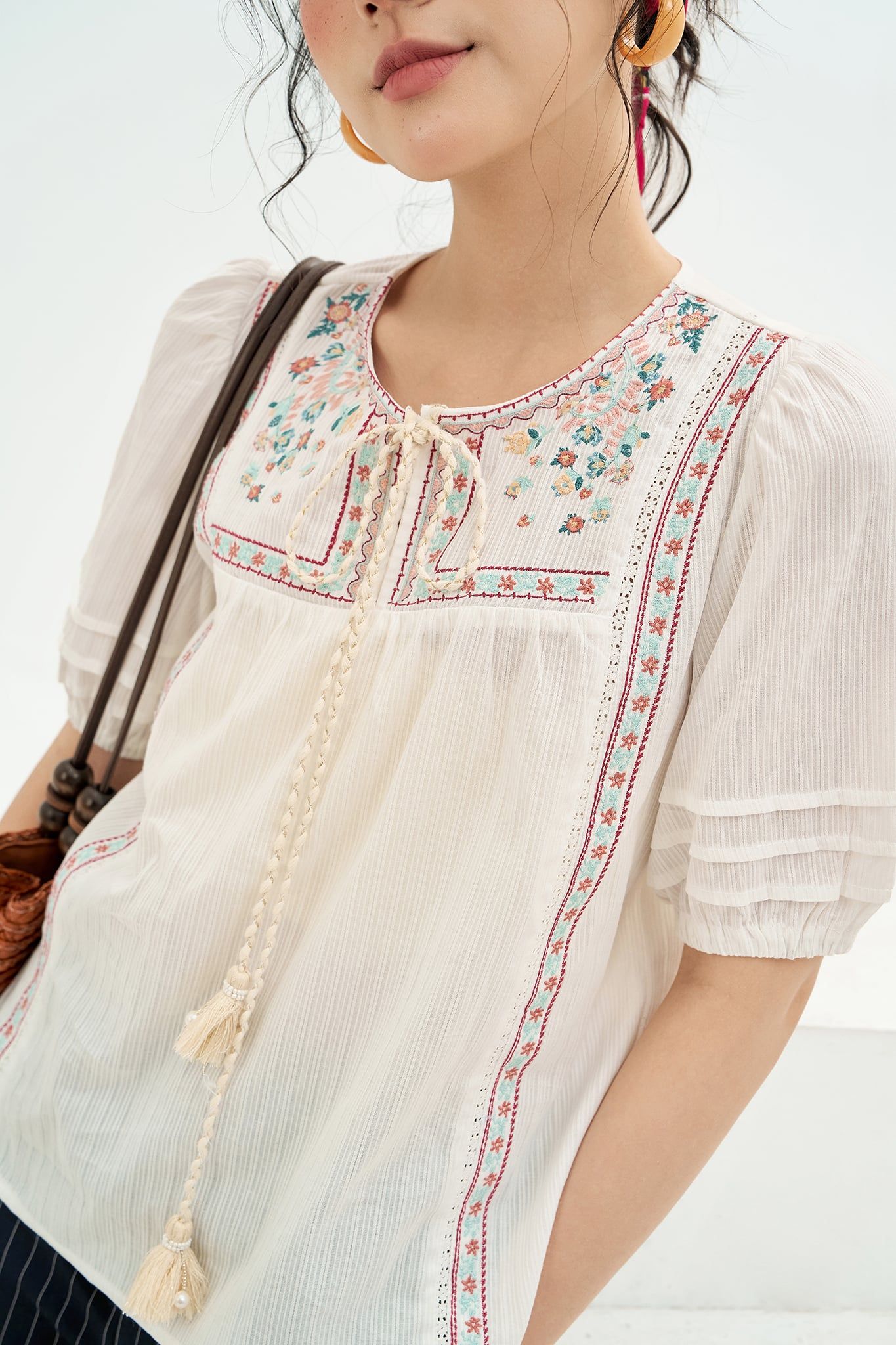 Áo top thô gân trắng thêu thân trên