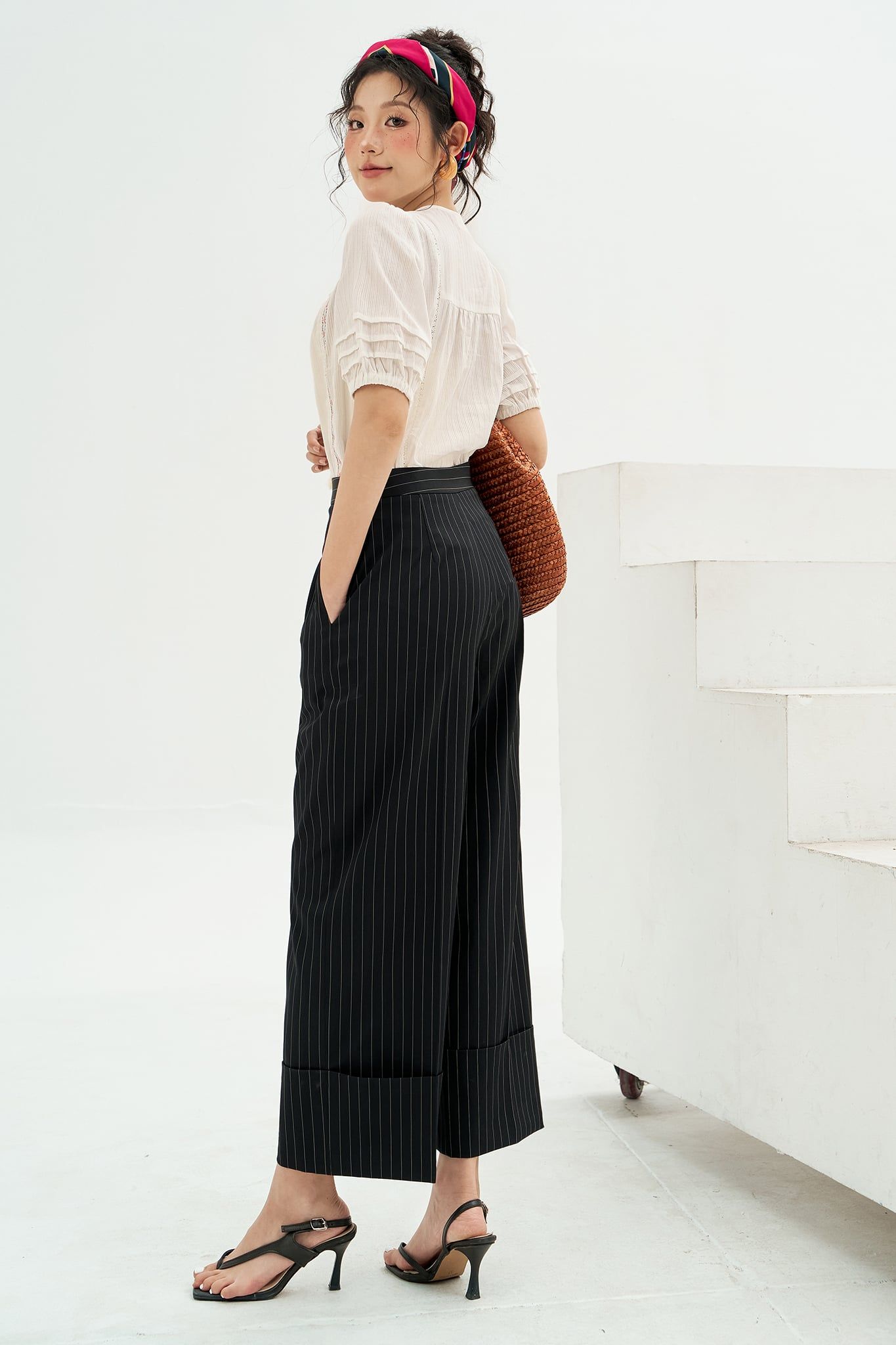 Áo top thô gân trắng thêu thân trên