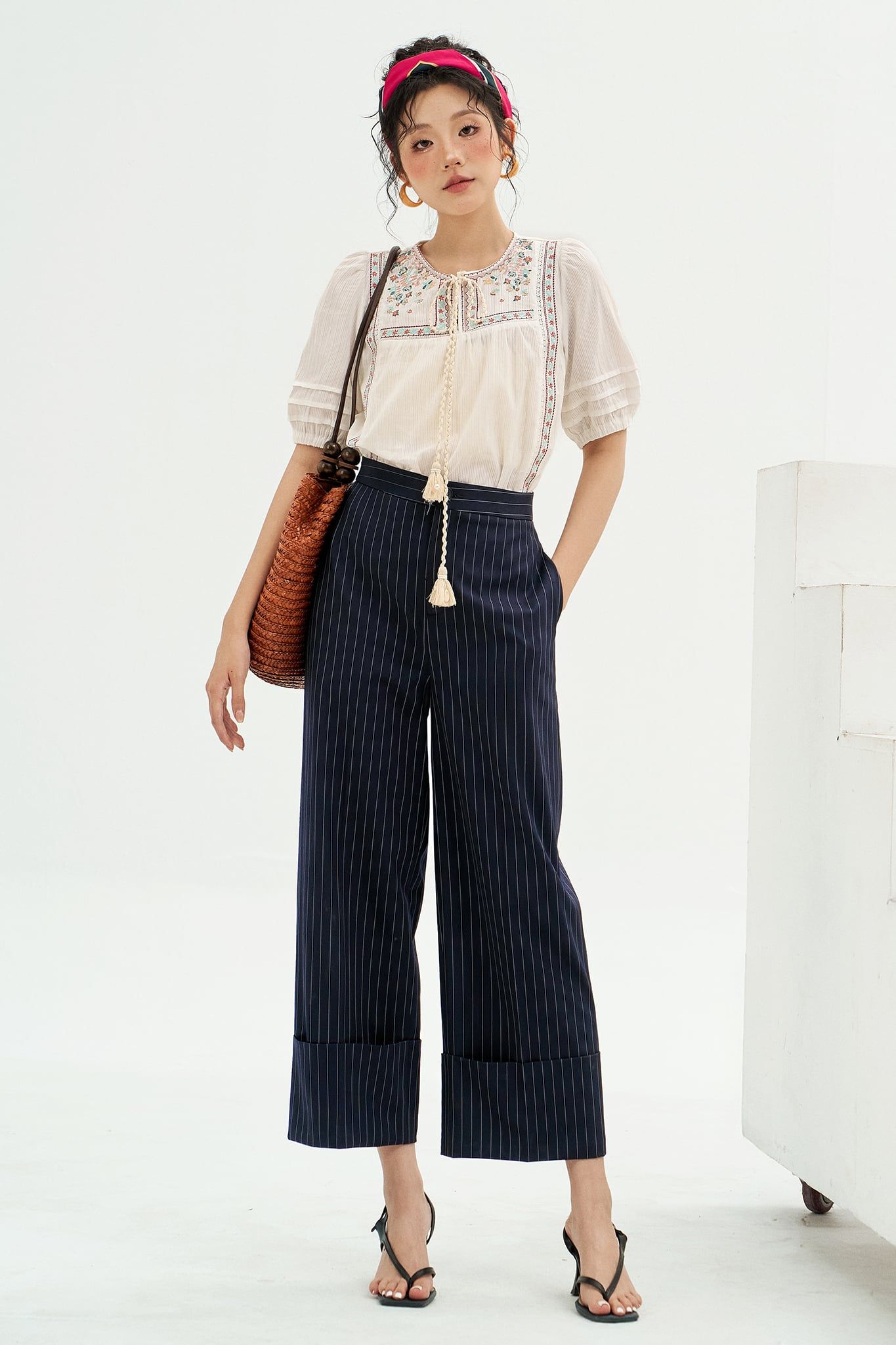 Áo top thô gân trắng thêu thân trên