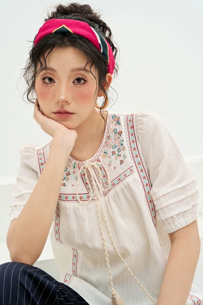 Áo top thô gân trắng thêu thân trên