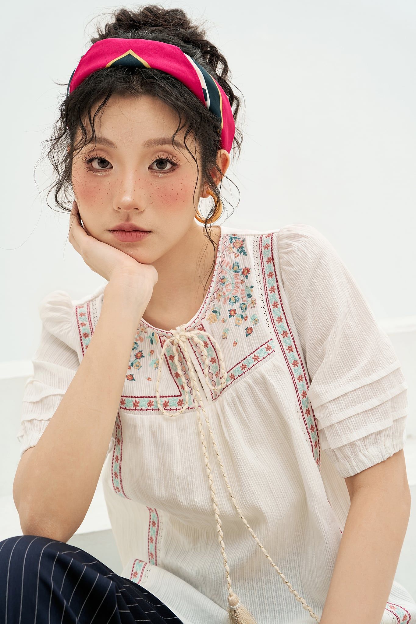 Áo top thô gân trắng thêu thân trên