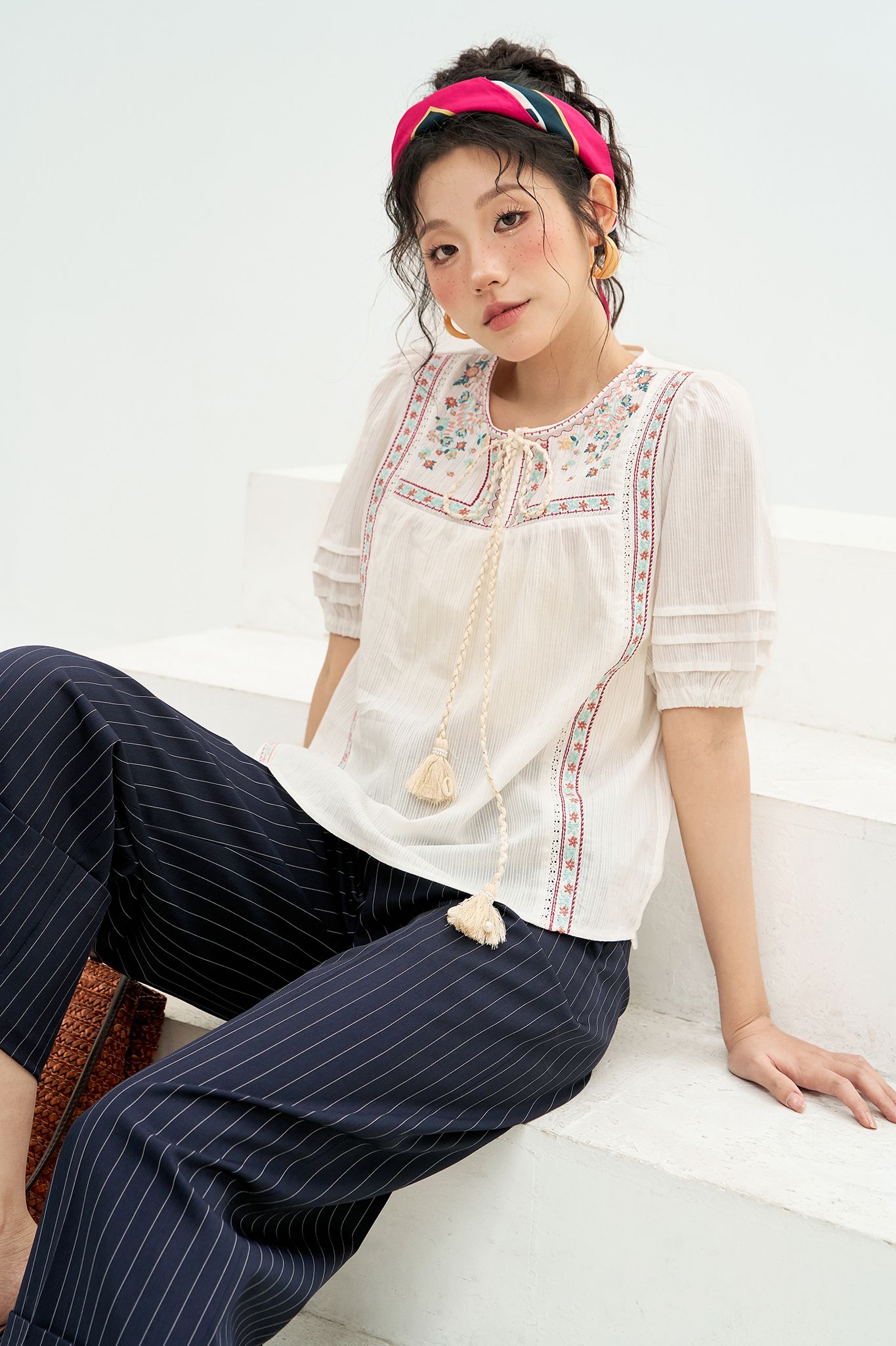 Áo top thô gân trắng thêu thân trên