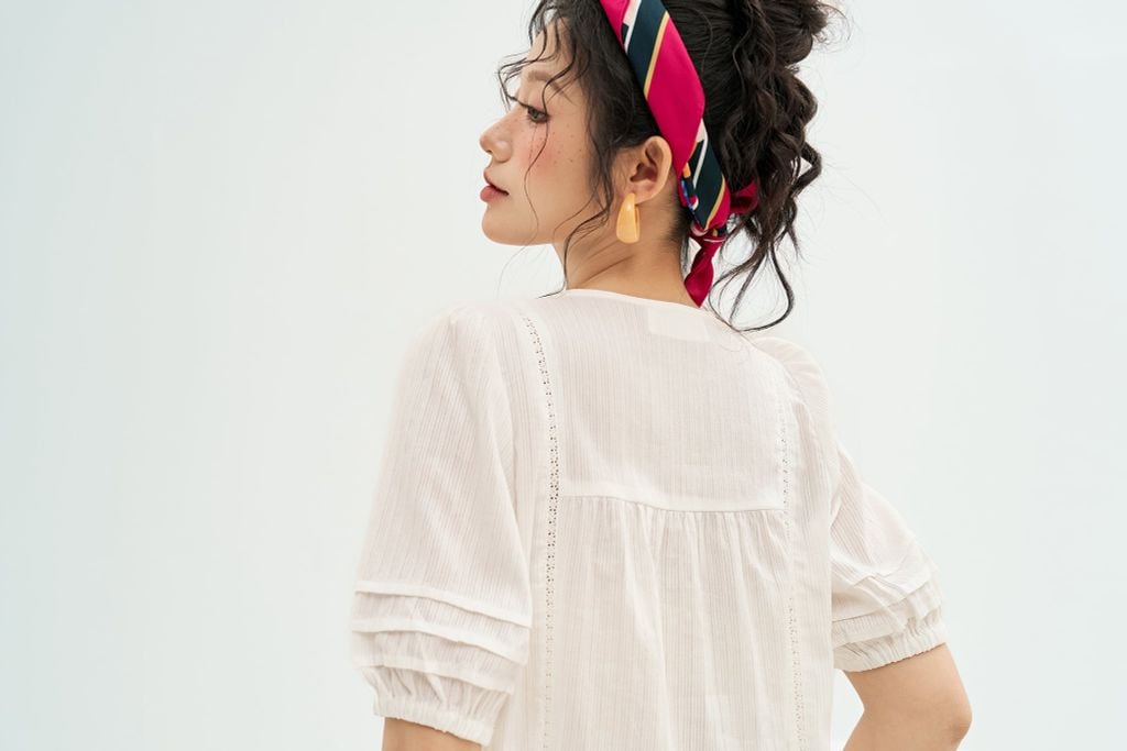 Áo top thô gân trắng thêu thân trên