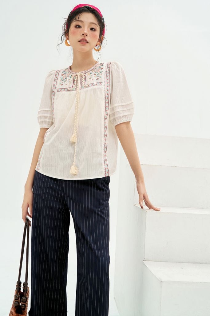 Áo top thô gân trắng thêu thân trên