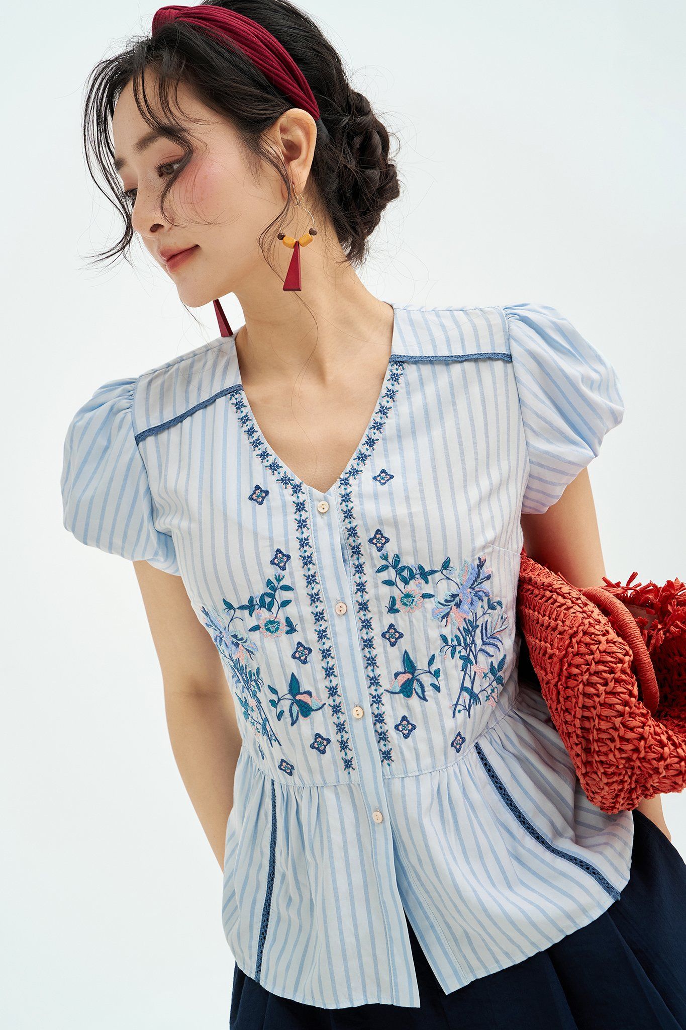 Áo peplum sọc xanh nhạt thêu thân trước