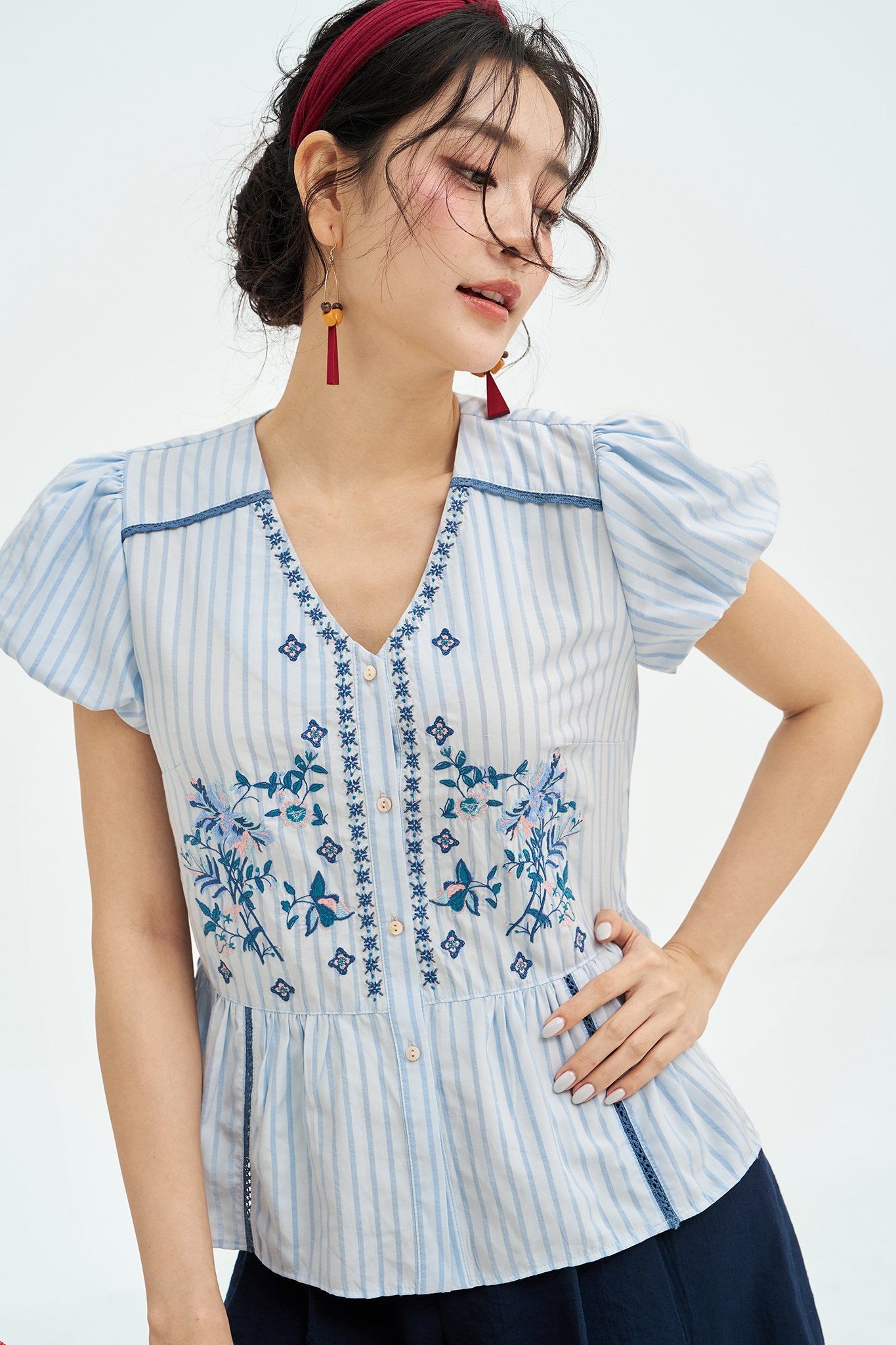 Áo peplum sọc xanh nhạt thêu thân trước