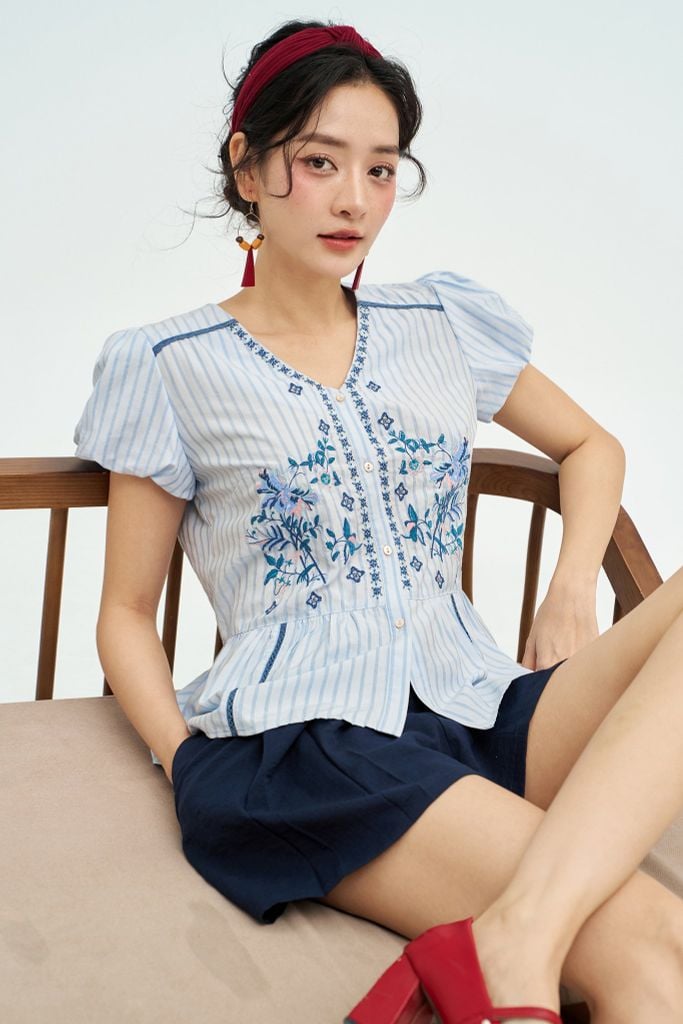 Áo peplum sọc xanh nhạt thêu thân trước