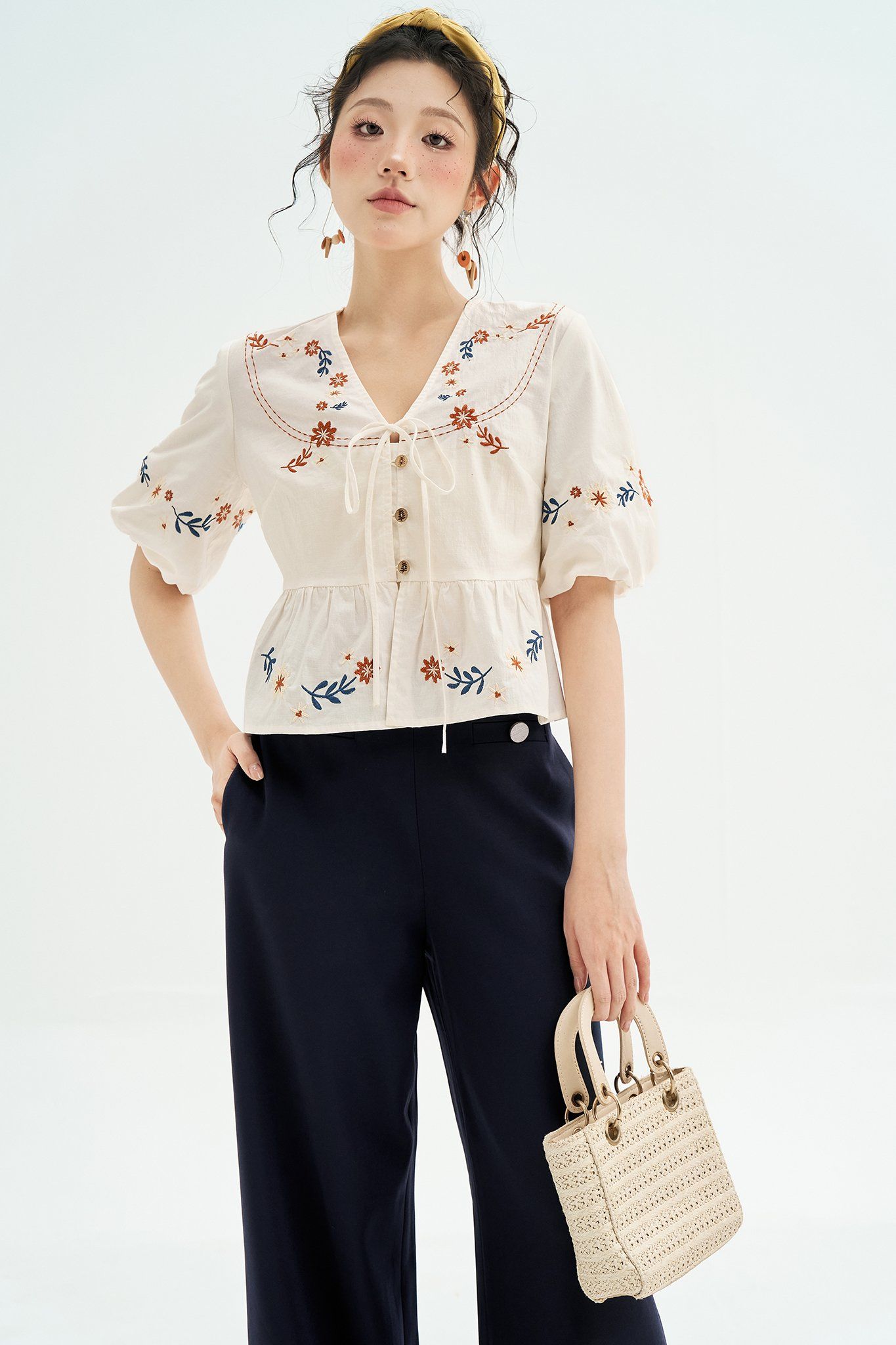 Áo peplum thô trắng thêu hoa cam