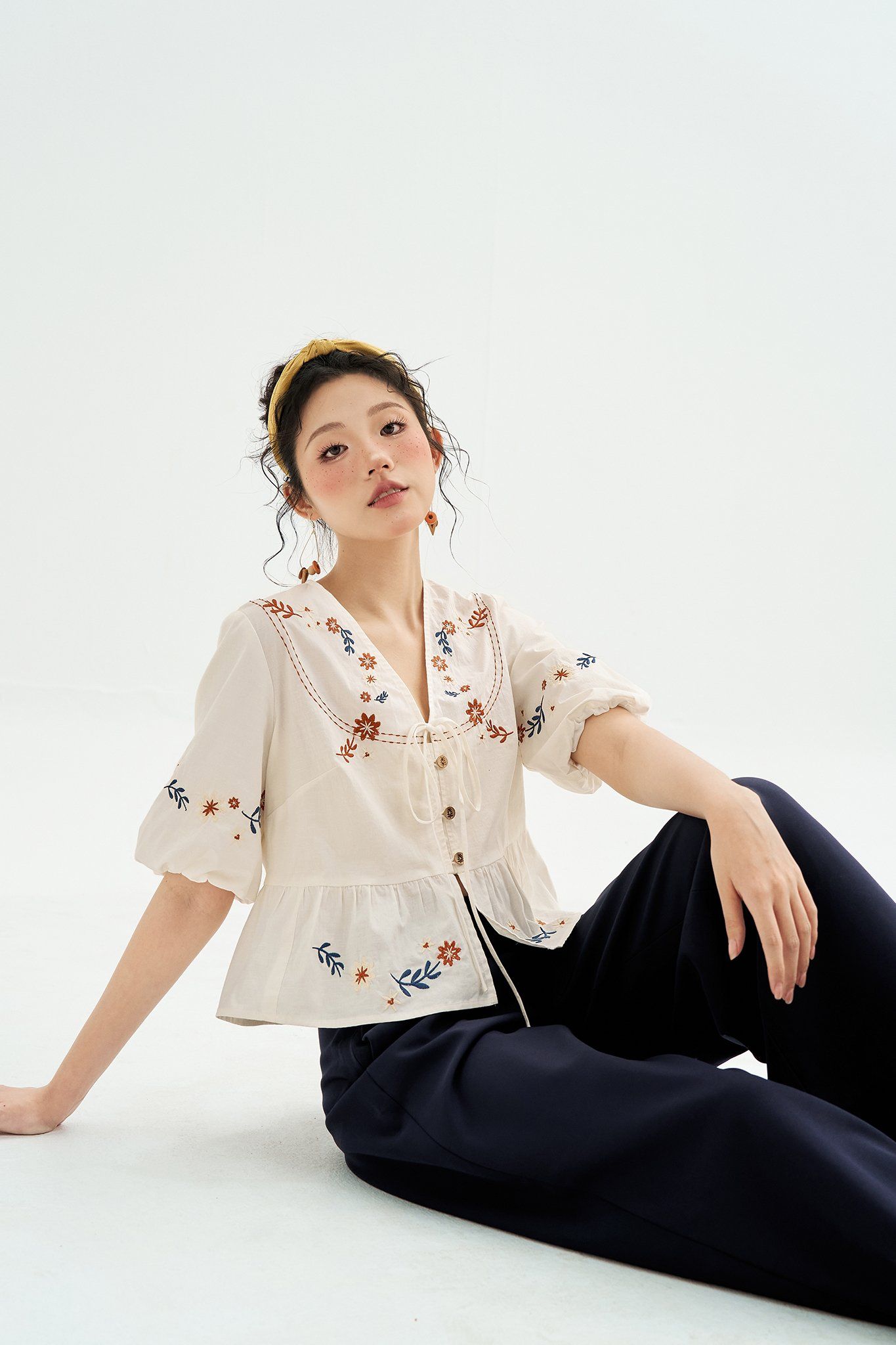 Áo peplum thô trắng thêu hoa cam