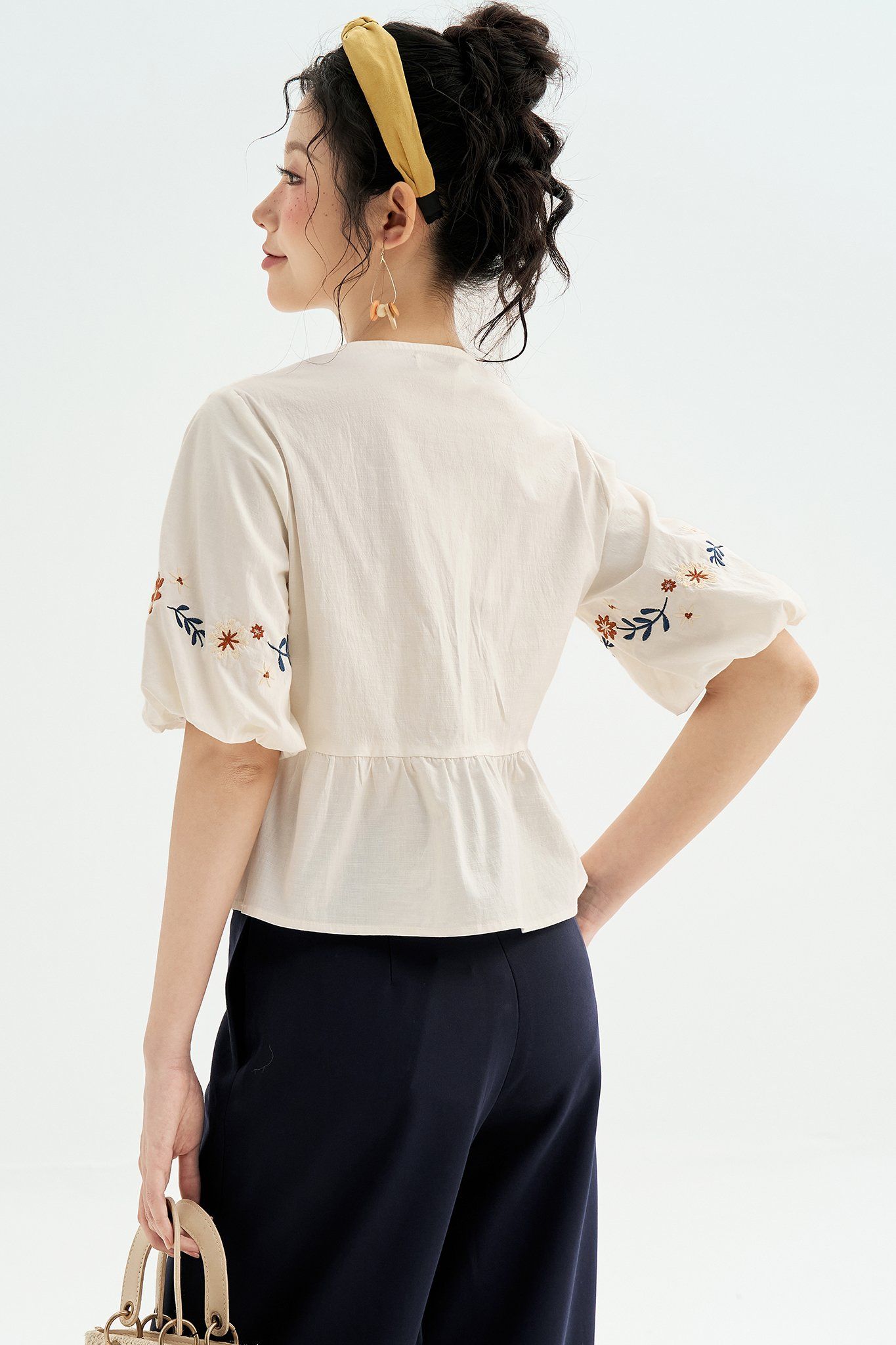 Áo peplum thô trắng thêu hoa cam