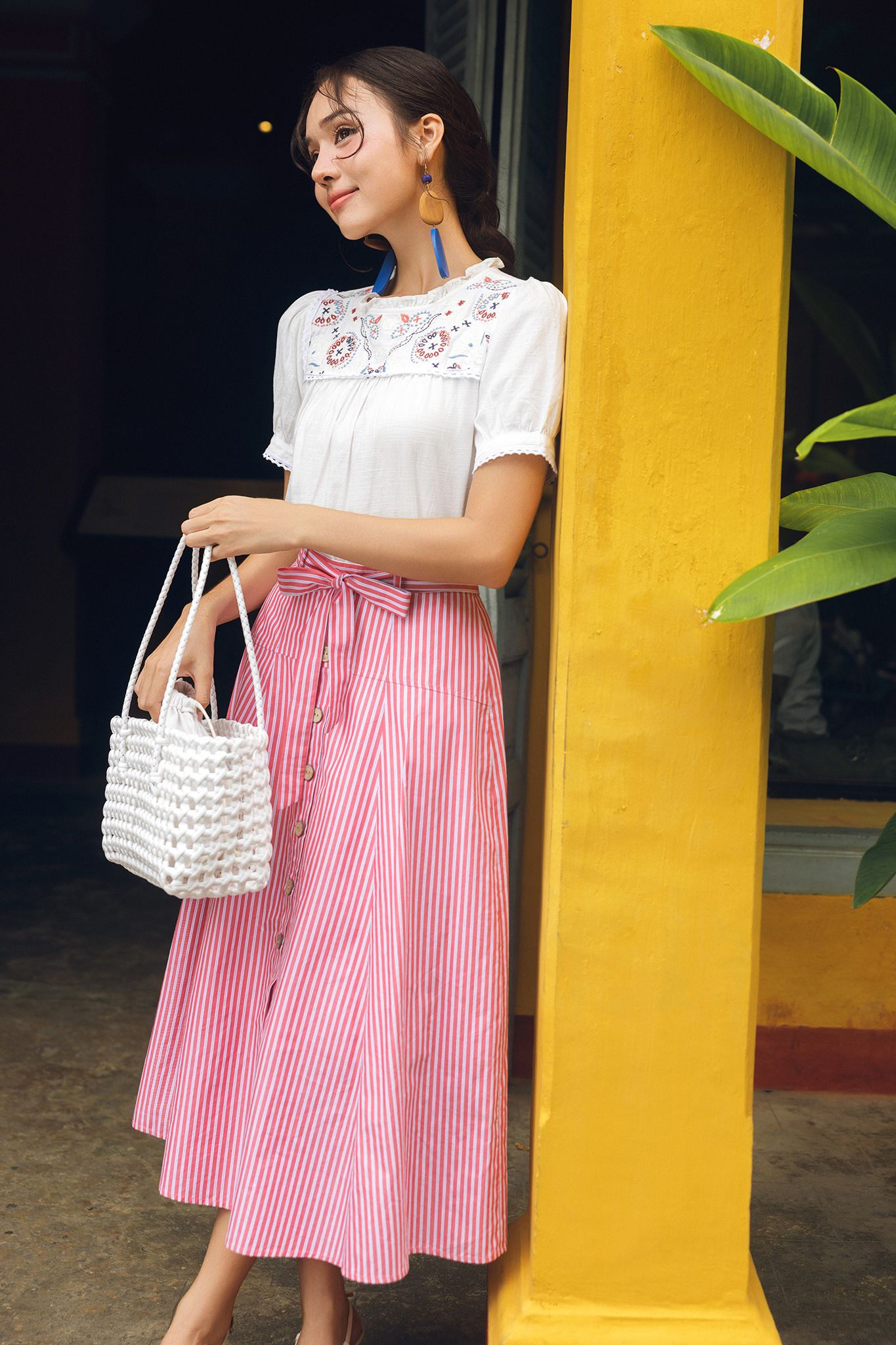 Chân váy midi sọc đỏ buộc dây eo