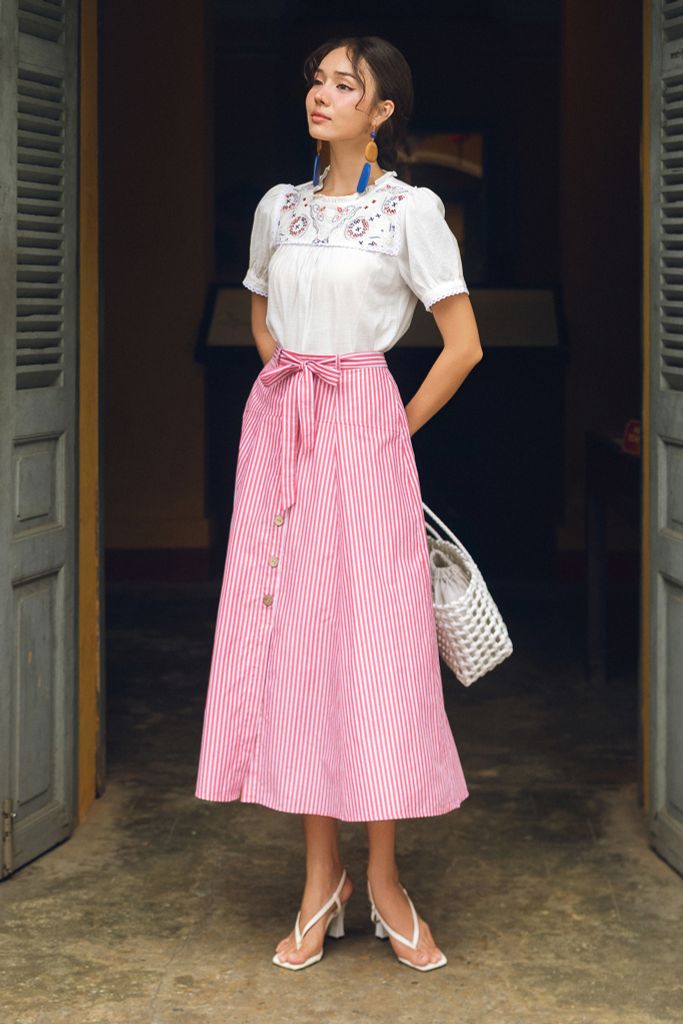 Chân váy midi sọc đỏ buộc dây eo