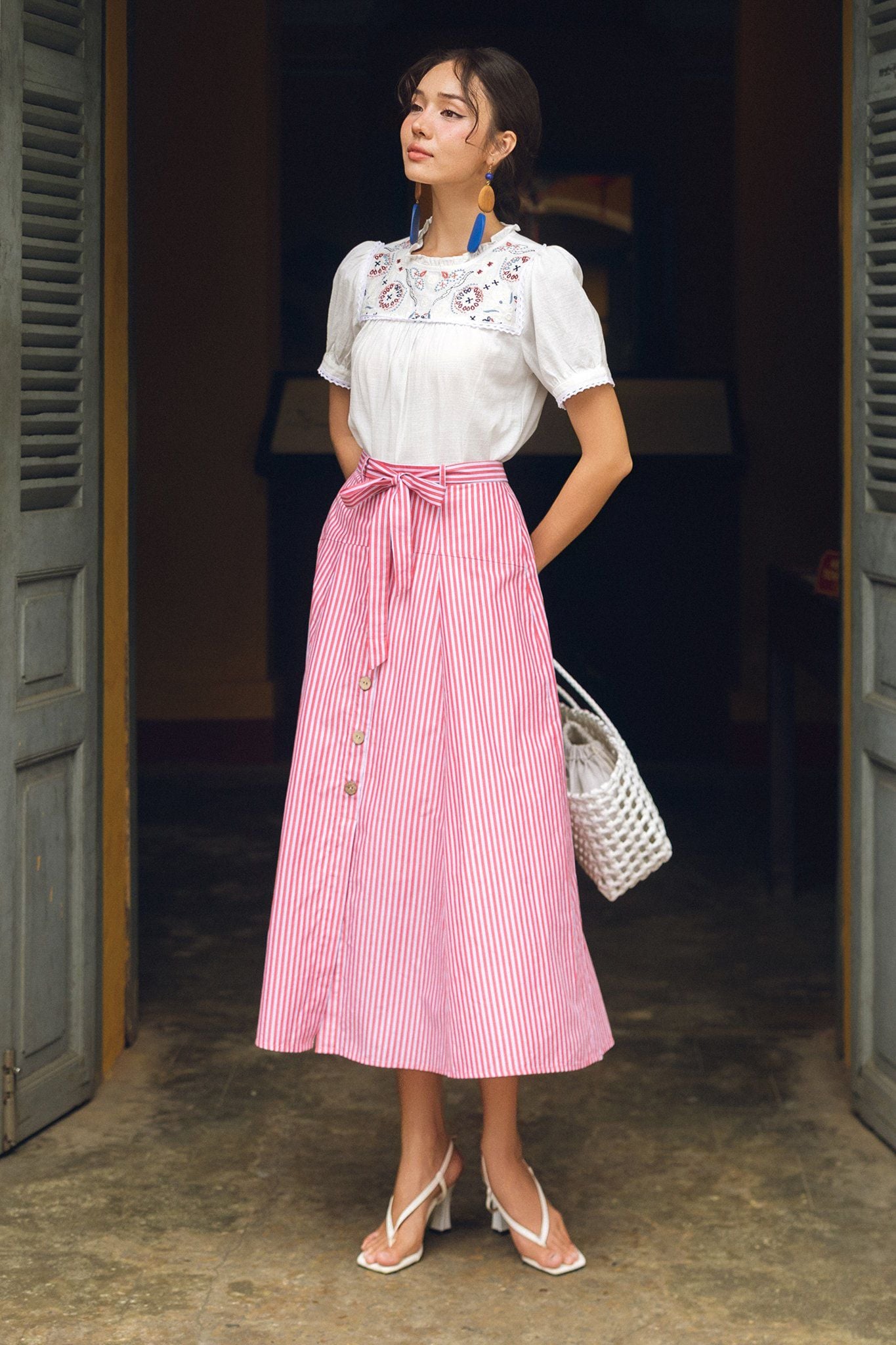 Chân váy midi sọc đỏ buộc dây eo