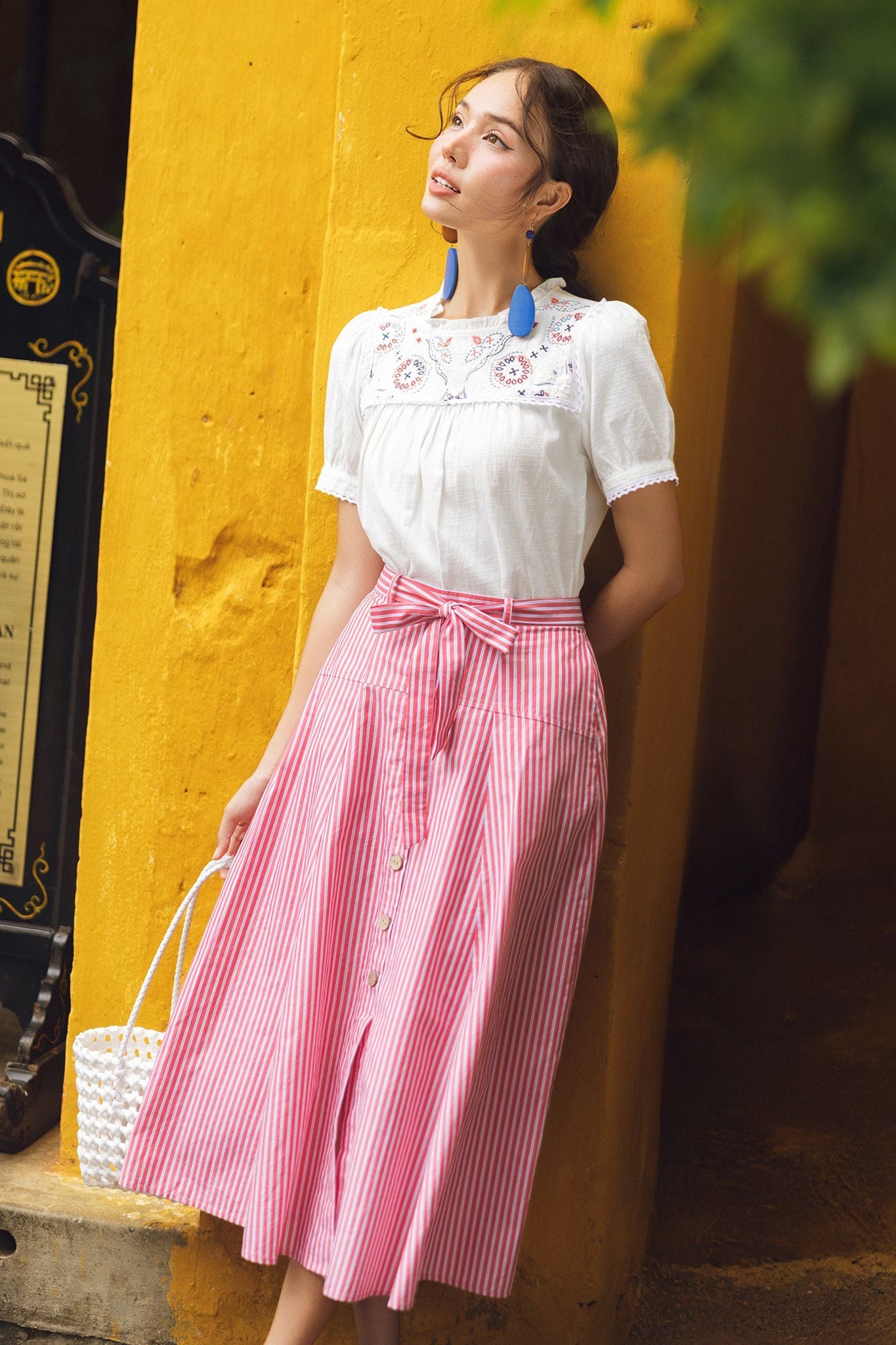 Chân váy midi sọc đỏ buộc dây eo