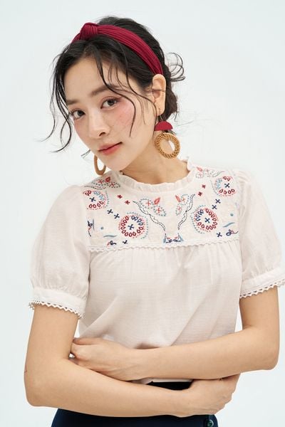 Top trắng thêu hoạ tiết cầu thân trên