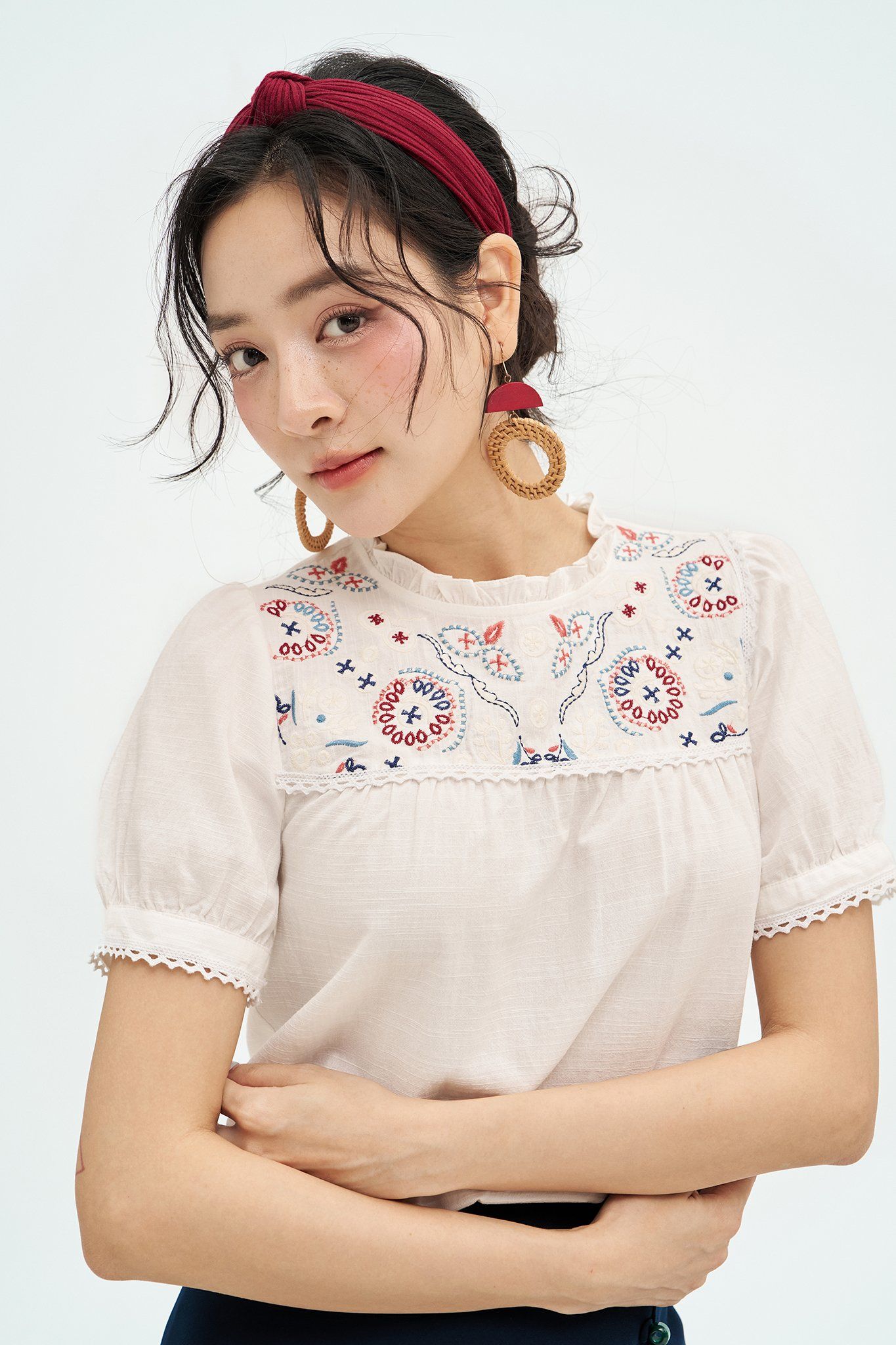 Top trắng thêu hoạ tiết cầu thân trên