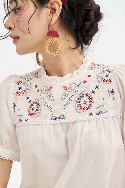 Top trắng thêu hoạ tiết cầu thân trên