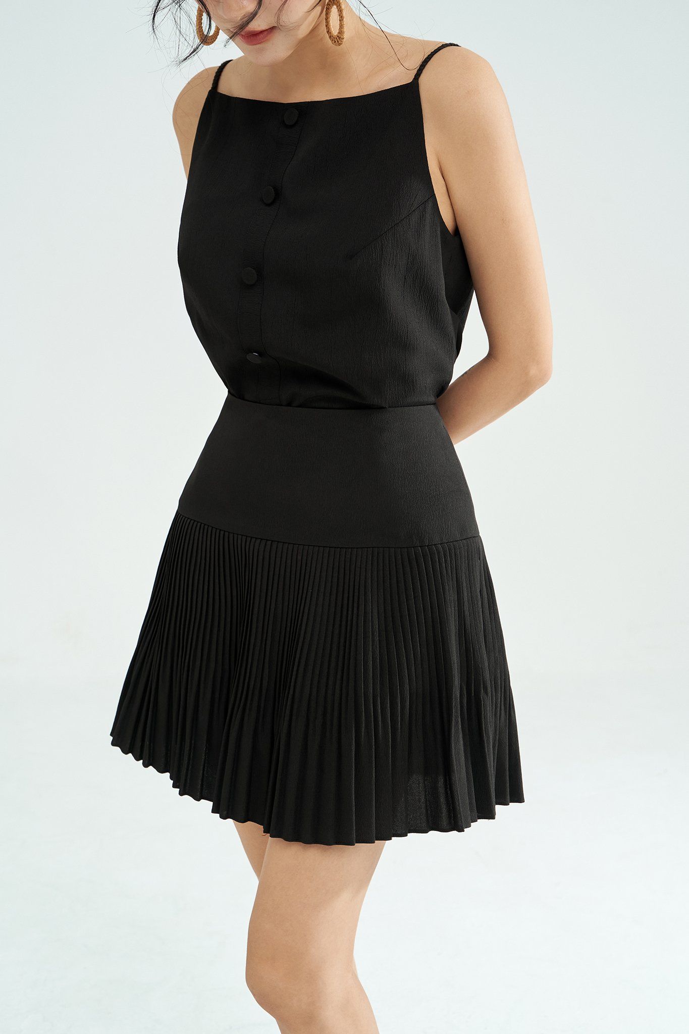 Chân váy mini xốp đen dập ly random