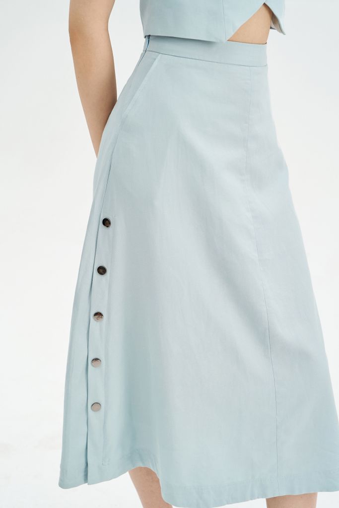 Chân váy midi xanh thiên thanh hàng khuy sườn