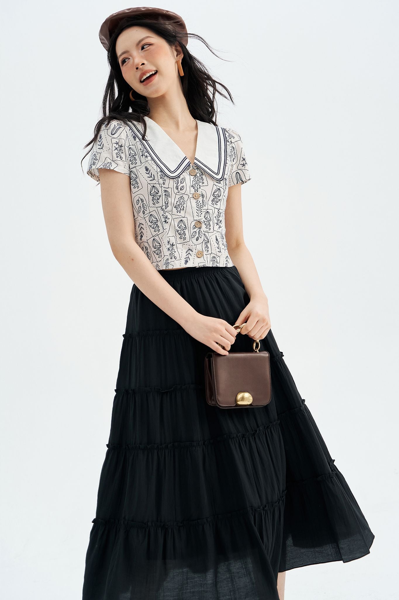 Top hoạ tiết stamp navy phối dây trang trí cổ