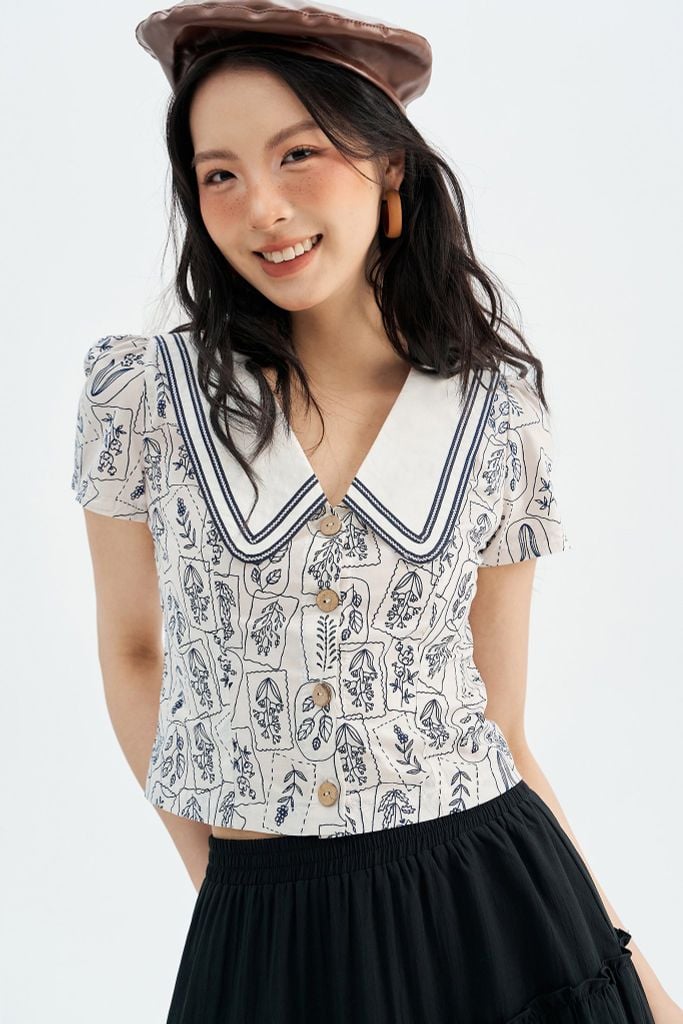 Top hoạ tiết stamp navy phối dây trang trí cổ