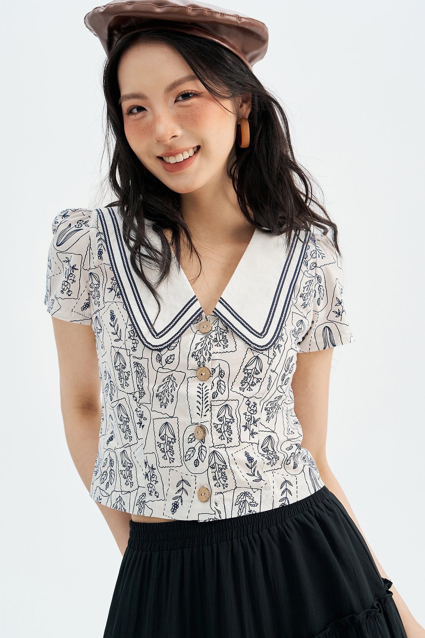 Top hoạ tiết stamp navy phối dây trang trí cổ