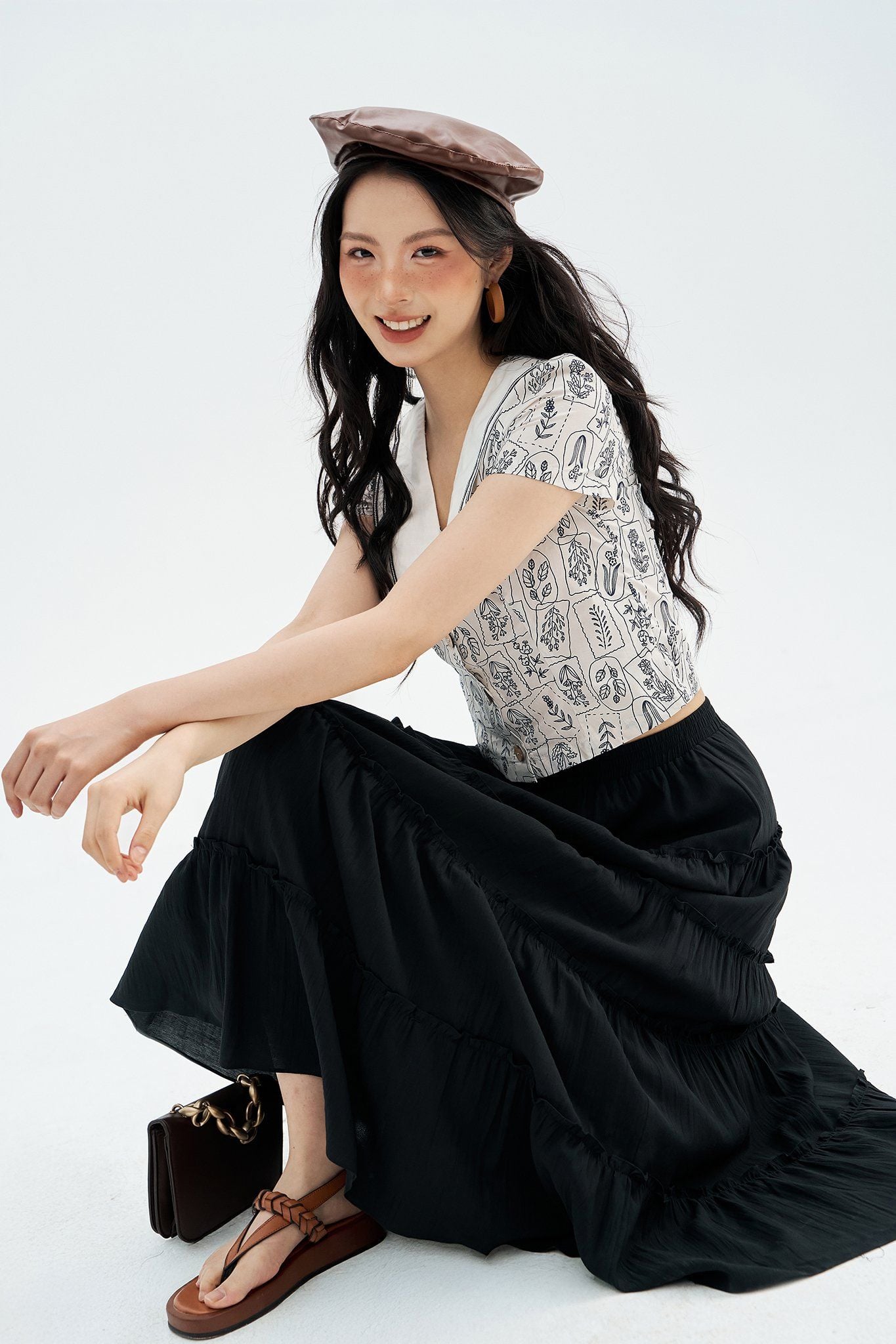 Top hoạ tiết stamp navy phối dây trang trí cổ