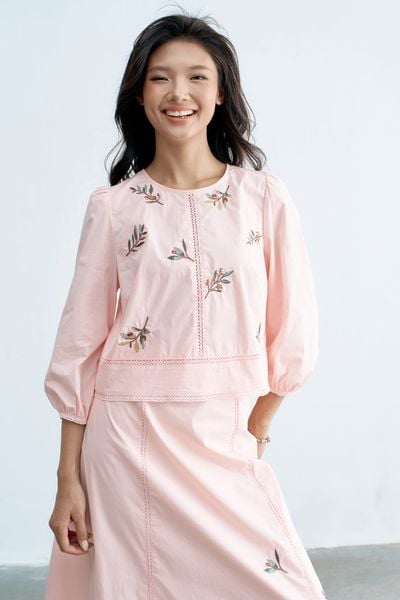 Top hồng kem thêu olive phối ren