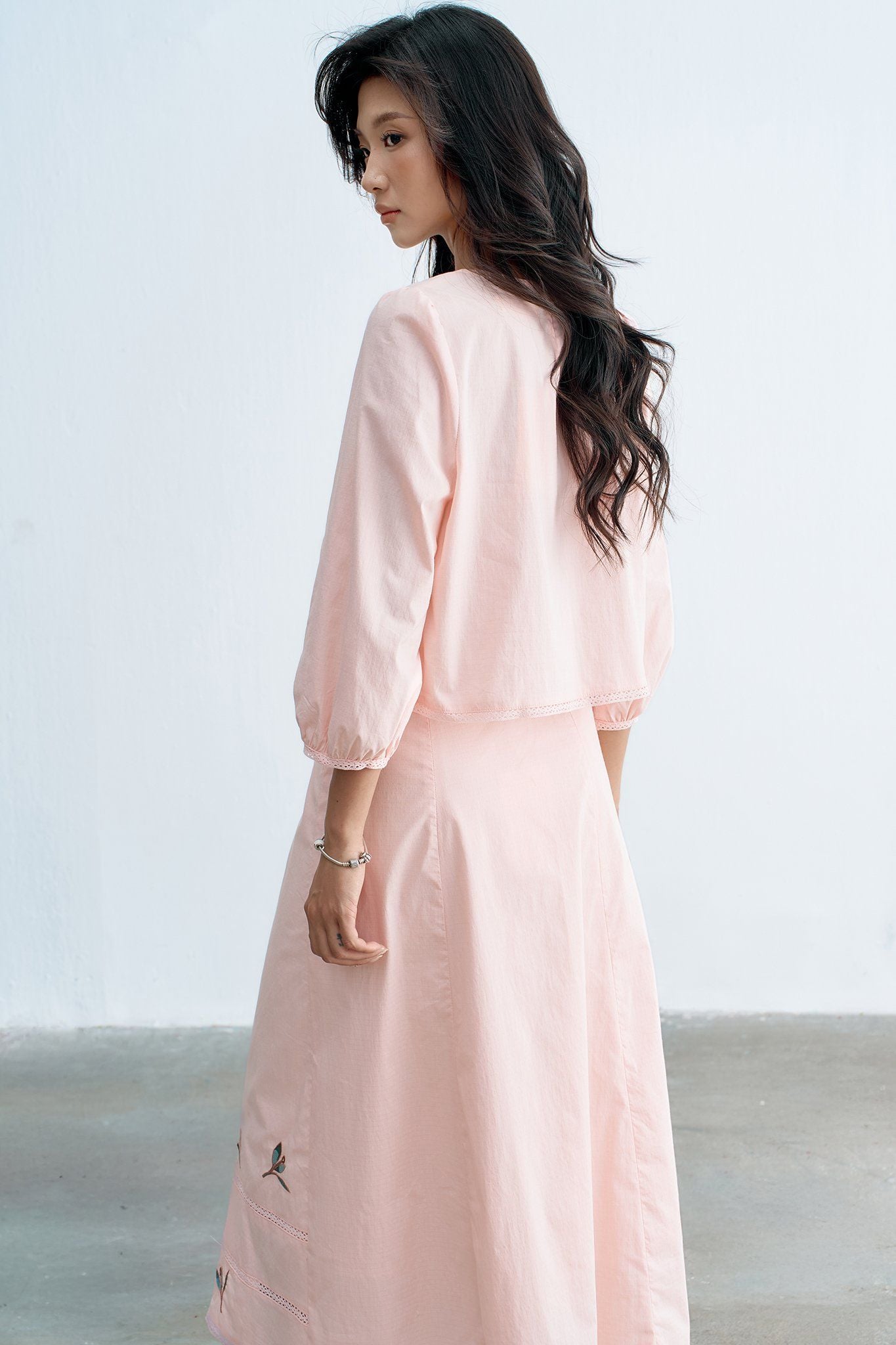 Chân váy midi hồng kem thêu olive