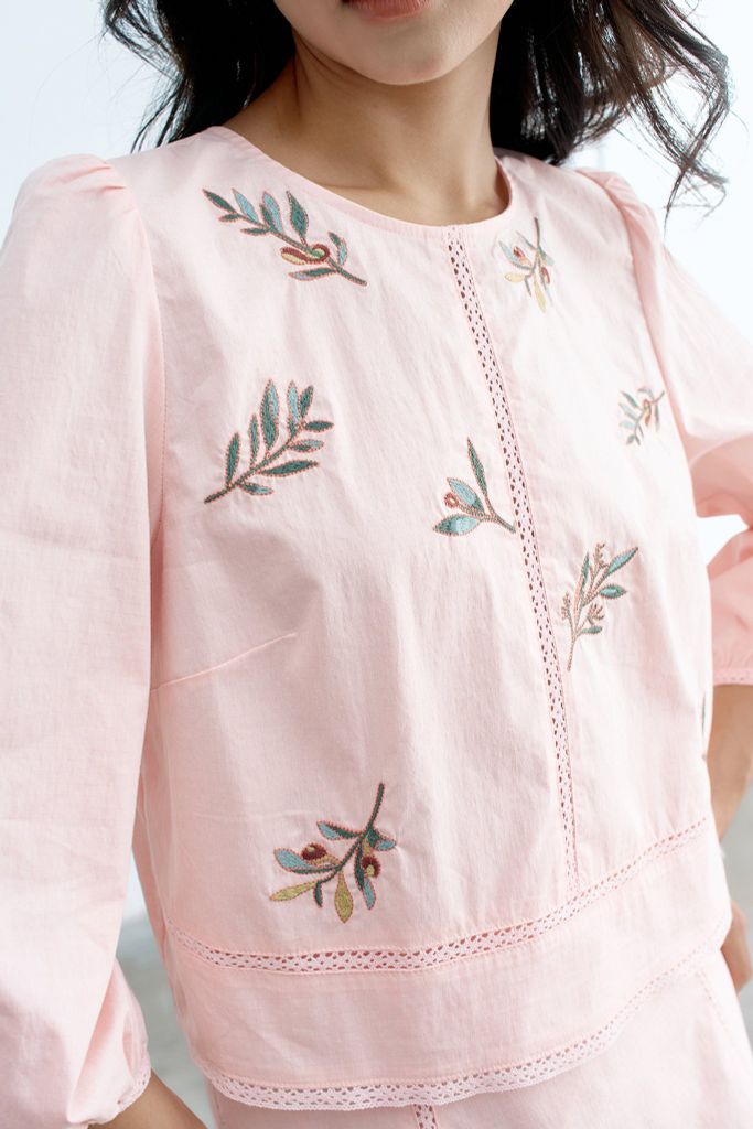 Top hồng kem thêu olive phối ren