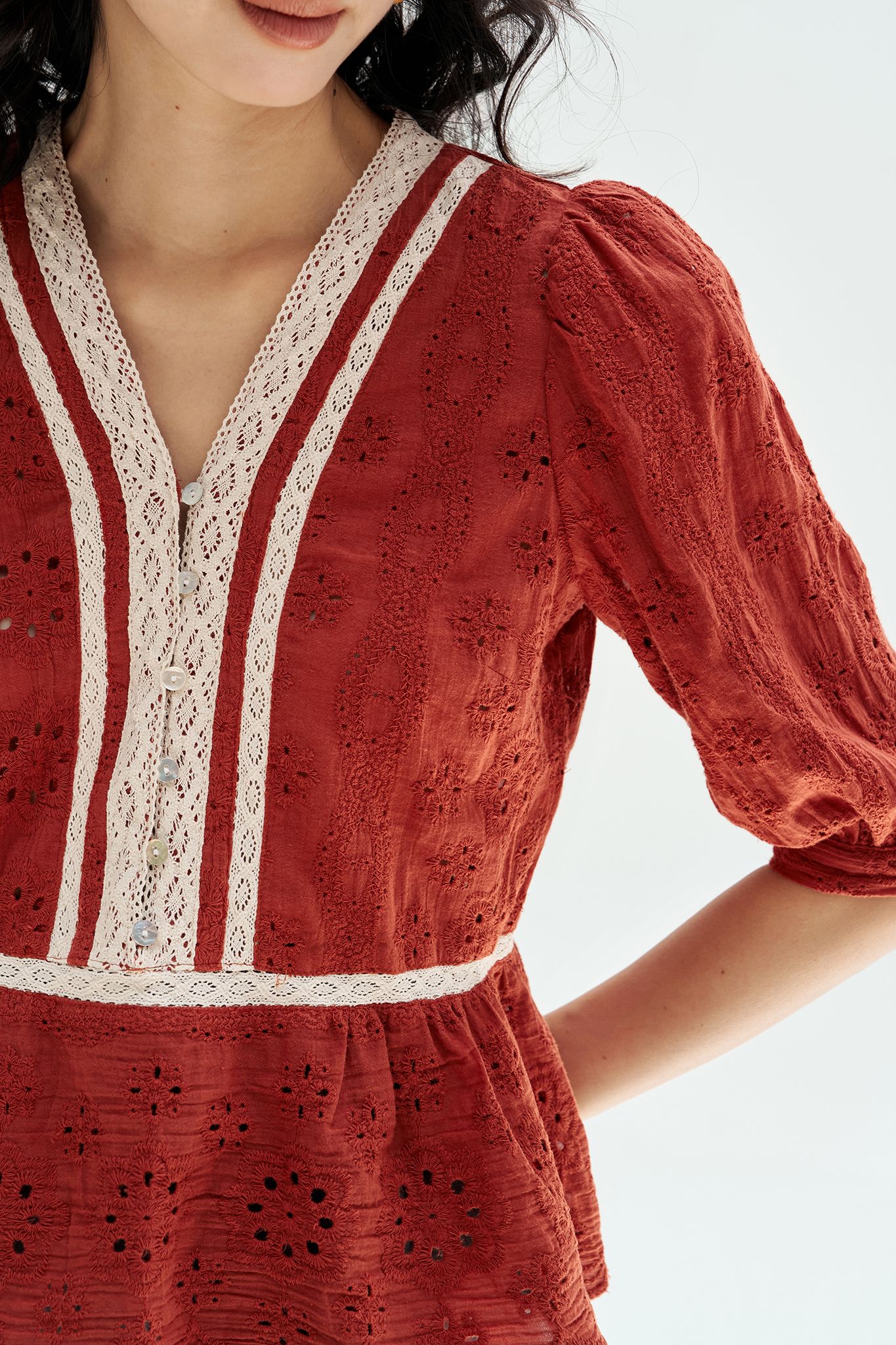 Top peplum thô thêu cam phối ren