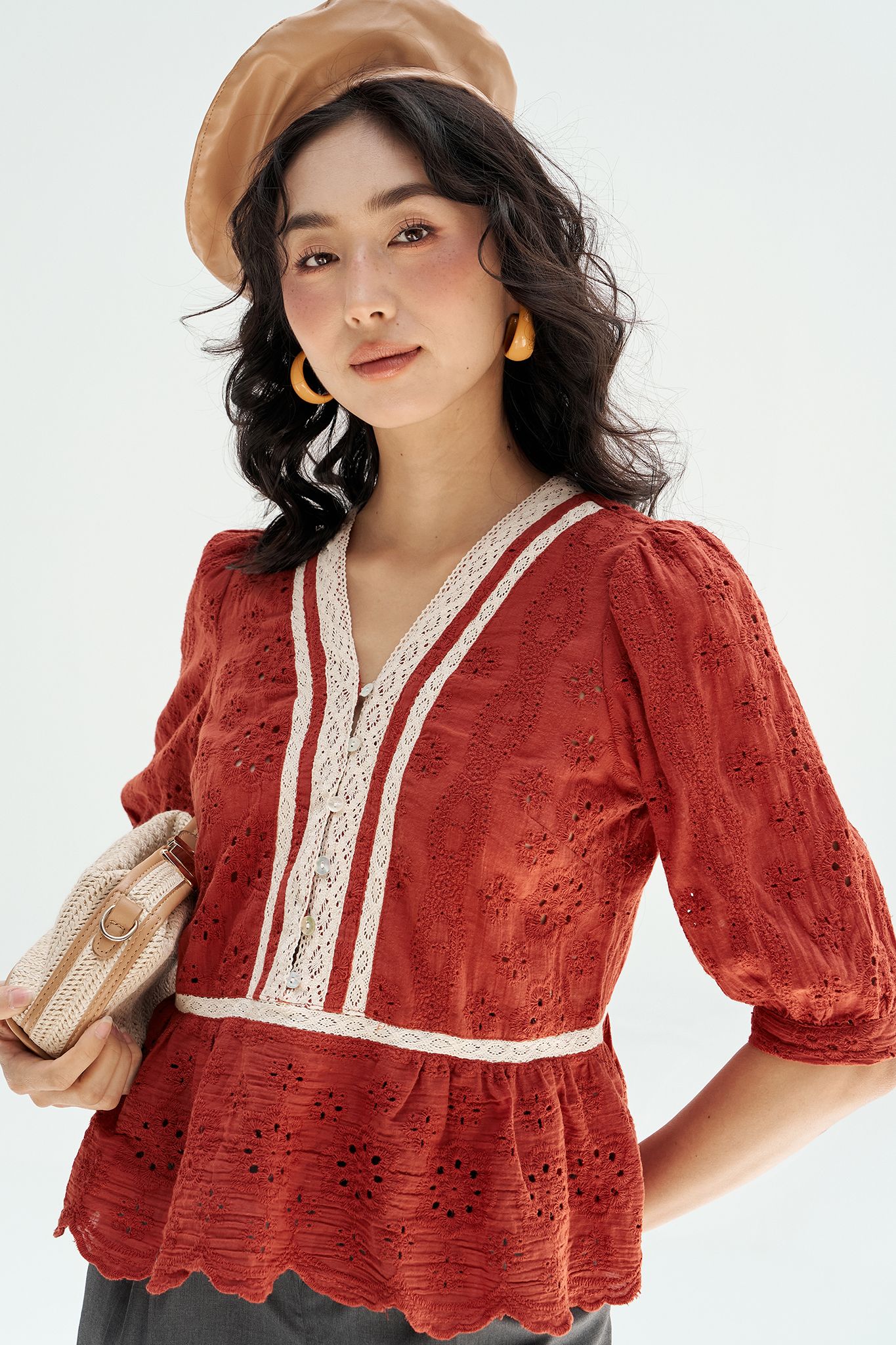 Top peplum thô thêu cam phối ren