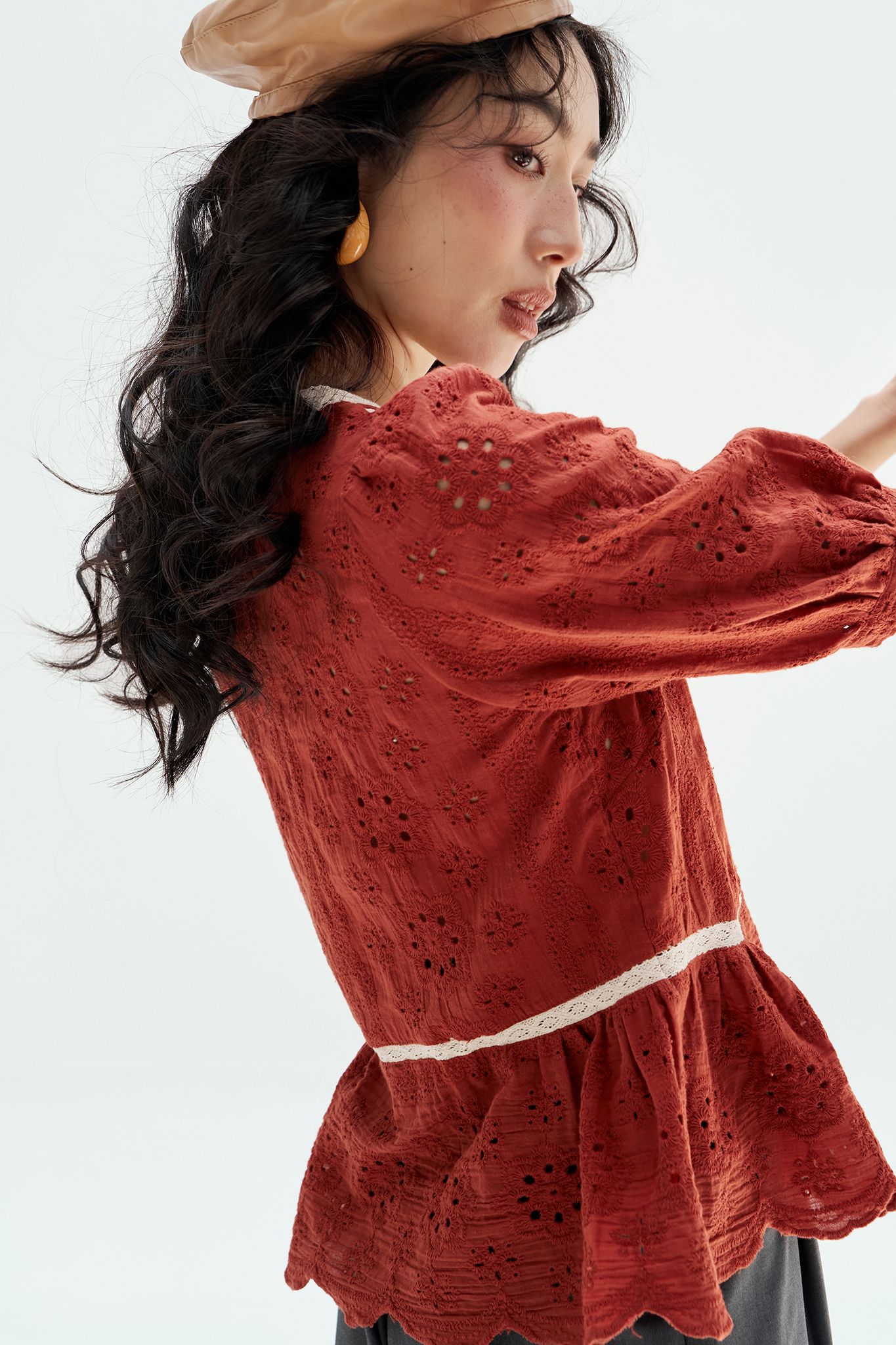 Top peplum thô thêu cam phối ren