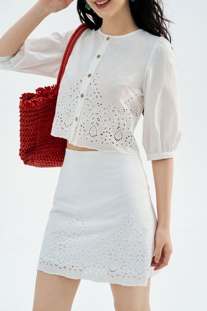 Chân váy mini thô trắng thêu bode gấu