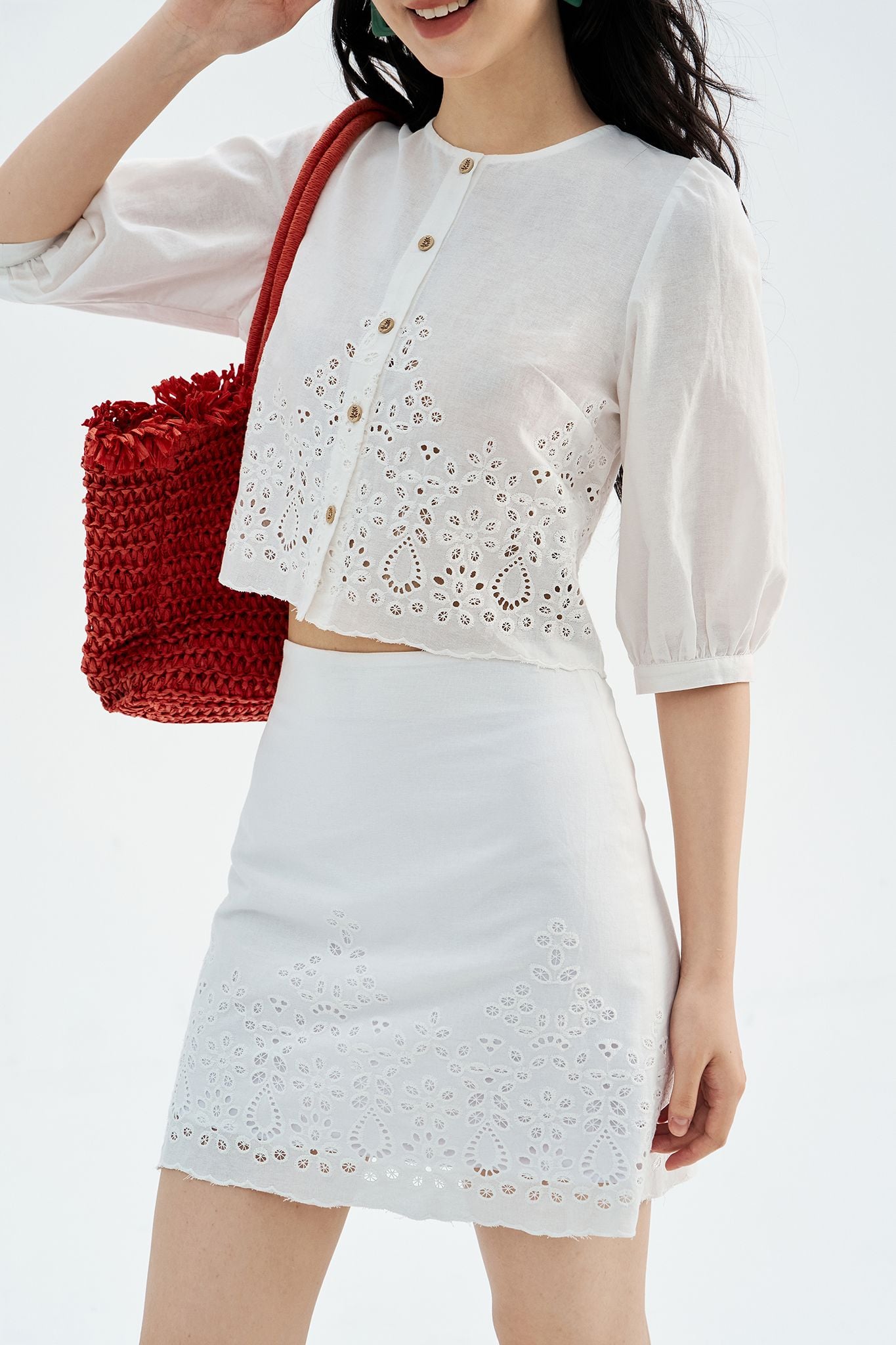 Chân váy mini thô trắng thêu bode gấu