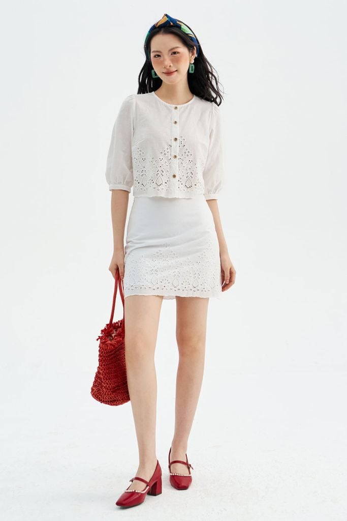 Chân váy mini thô trắng thêu bode gấu