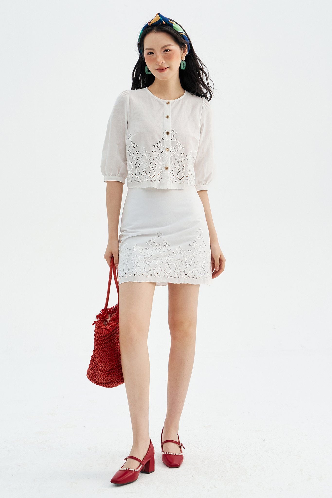 Chân váy mini thô trắng thêu bode gấu