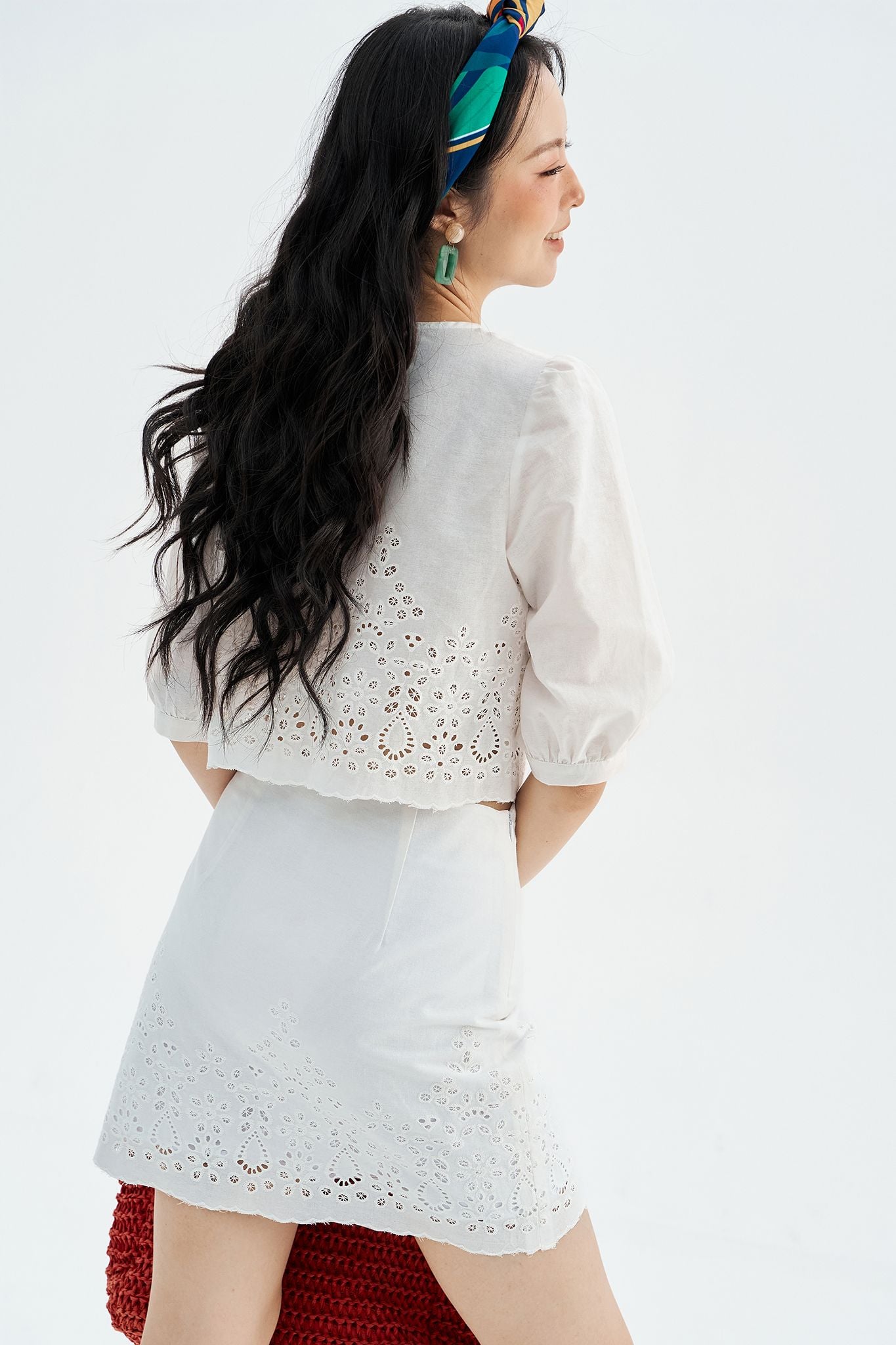 Chân váy mini thô trắng thêu bode gấu