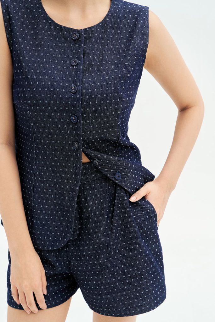 Quần shorts denim chấm bi