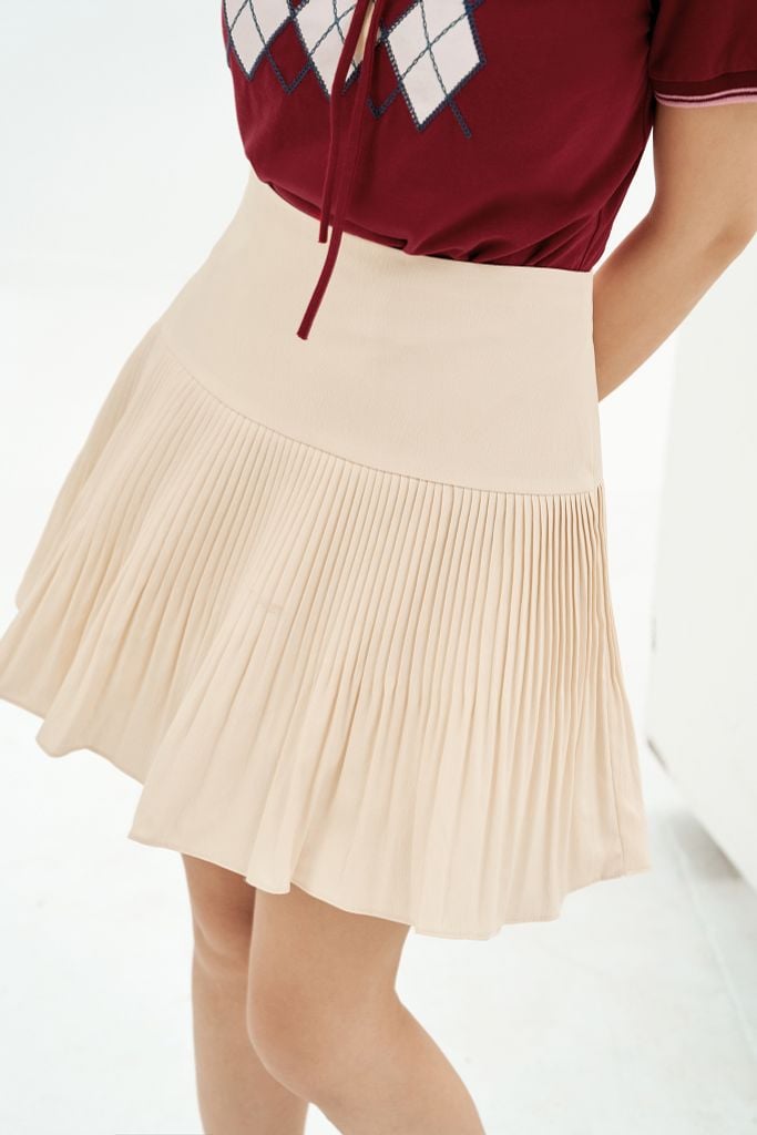 Chân váy mini xốp kem dập ly random