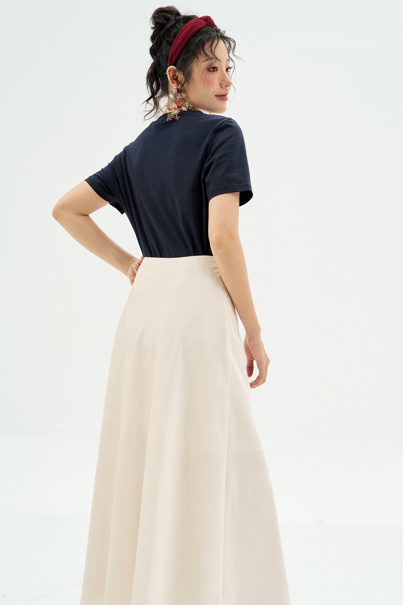 Chân váy midi lụa trắng kem đính đá random